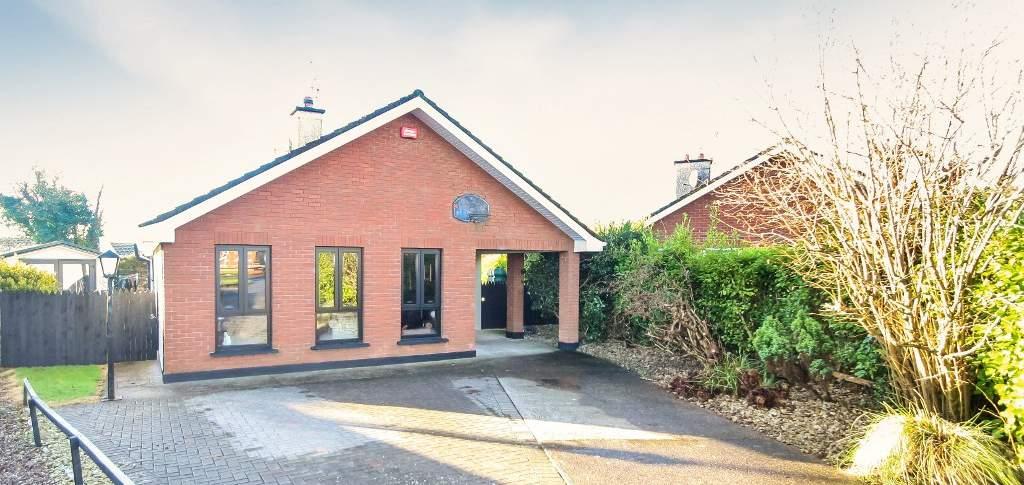 R Russell Estate Agents Limited Auctioneers Valuers Estate Agents Lettings Management FOR SALE BY PRIVATE TREATY 18 Laurel Court Dwyer s Road, Midleton, Co. Cork.