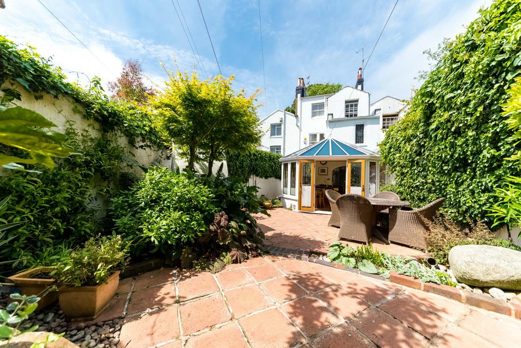 in brief Style: Detached house with 1 bed annexe