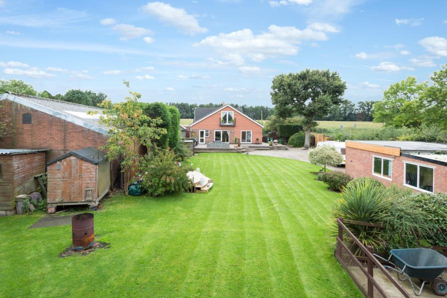 A rare opportunity to acquire an equestrian property located along a quiet country lane in 'Old Blaby' within walking distance to the town centre, Bouskell Park and open countryside.