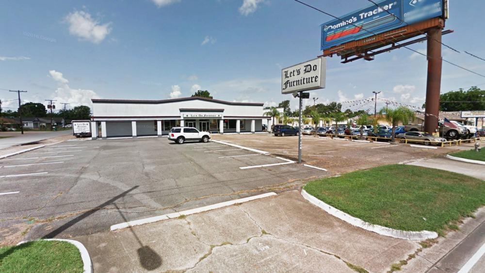 FOR SALE - OFFERS DUE: JUNE 15 18,650± SF RETAIL BUILDING - 1716 BARATARIA BLVD, MARRERO, LA OFFERING SUMMARY Sale Price: Determined By Market (Previously Listed at $1,300,000) Offer Deadline: June