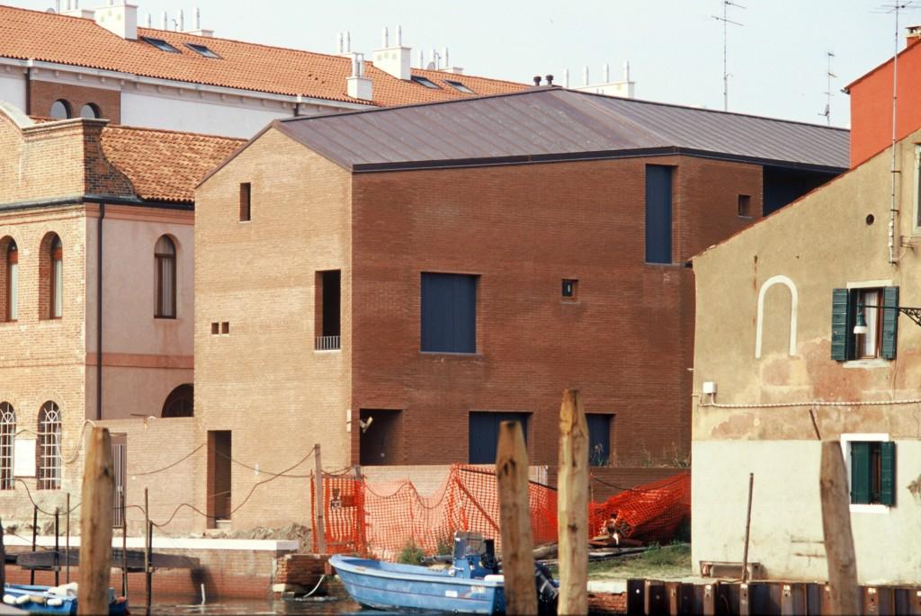 height Large double-height loggias overlook the green campiello This project is part of a larger urban plan on the island La Giudecca by s (also