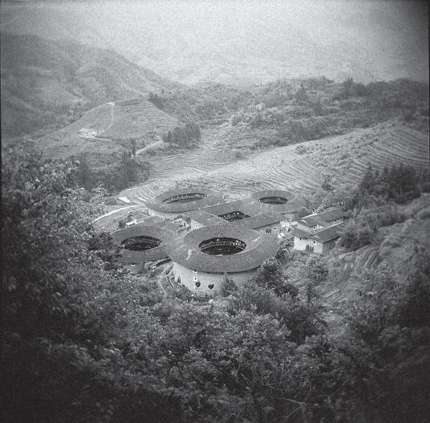 FEATURE Hakka Land and RoundHouses By George Koo A t one time, these structures viewed from satellite appeared to be threatening missile silos, at least to some wary American officials.
