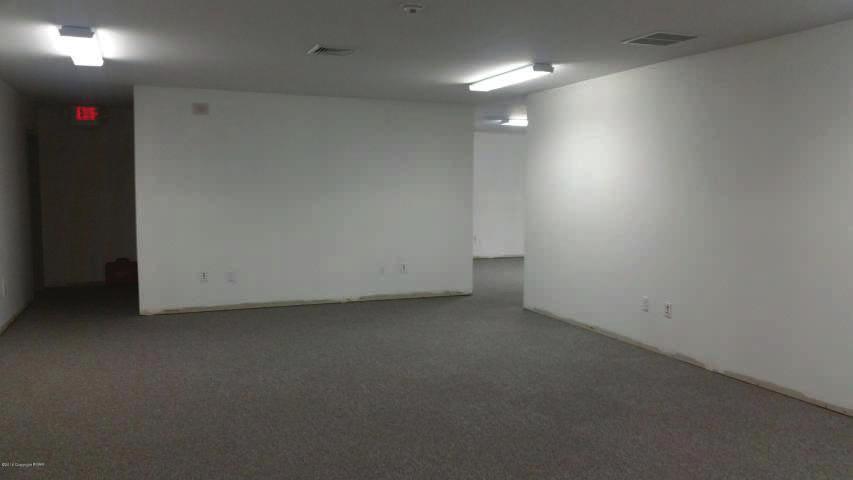 Available SF: 2672 PM-40163 LEASE RATE: $1250/MO FEATURES: with 2 offices, back room.
