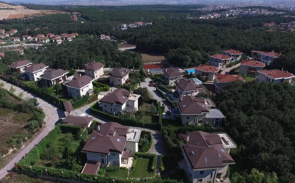 HEKİMLER Luxury Compound Villas In Çekmeköy Property 07 Ready On: 2013 Type: Villa Located in a boutique charming green land and in an exclusive compound in Cekmekoy, İstanbul.