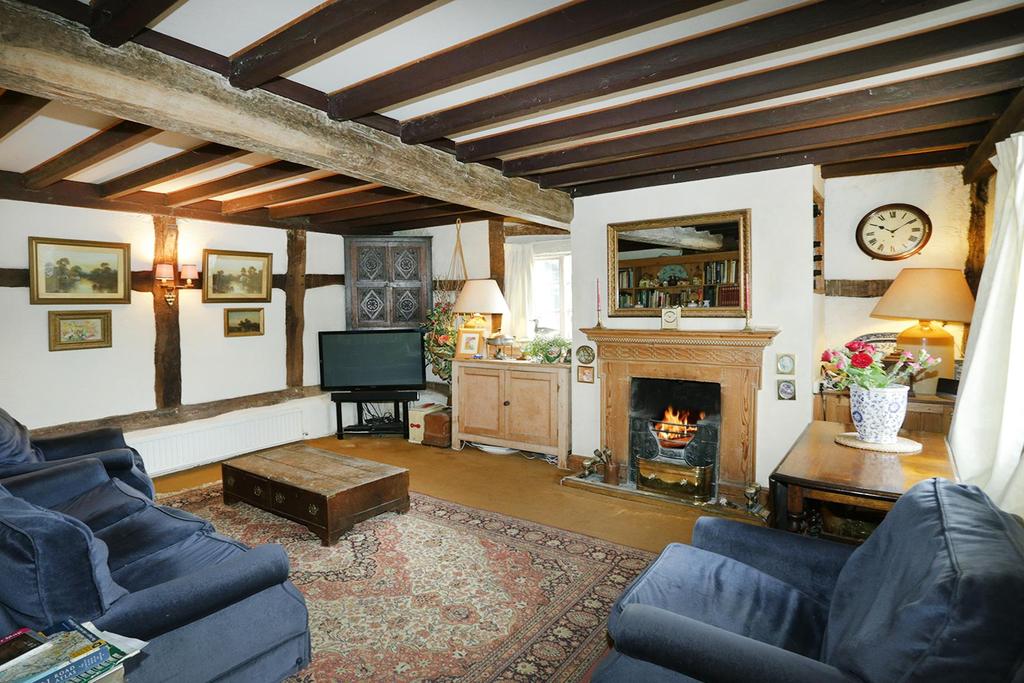 Manor Farm, 4 Bennetts Hill, Dunton Bassett, Leicestershire LE17 5JJ Guide Price: 675,000 Manor Farm is a substantial Grade II Listed farmhouse offering