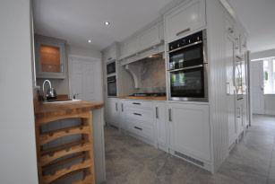 Ashley Heath, Ringwood, Hampshire, BH24 2HN FREEHOLD PRICE 895,000 A bespoke remodeled and renovated four bedroom chalet style home situated in a most sought after location within the boundaries of