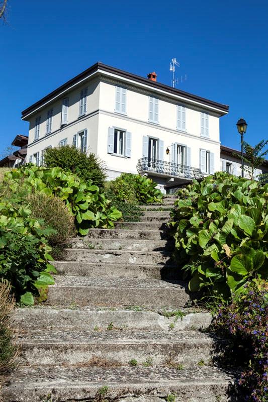 2 Bed Villa D'epoca Apartment, Como Beautifully refurbished apartment for sale in Como. The apartment is within an elegant Villa D'Epoca with private garden, swimming pool and lovely lake views.