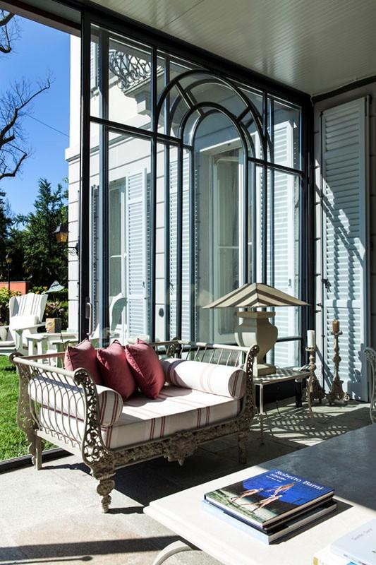 The winter garden is a fully glazed space which sits within the private garden and offers a lovely setting with views to Como city and to the lake.