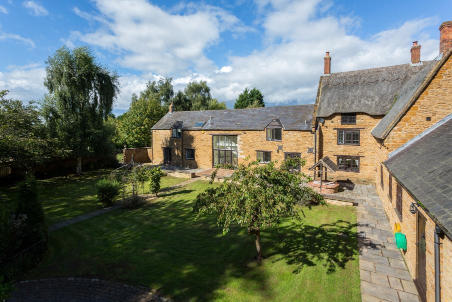 Sedgebrook House, Pitsford Road, Chapel Brampton, Northamptonshire, NN6 8BD Guide Price: 1,550,000 Sedgebrook House is a beautifully presented former farmhouse situated in between the villages of