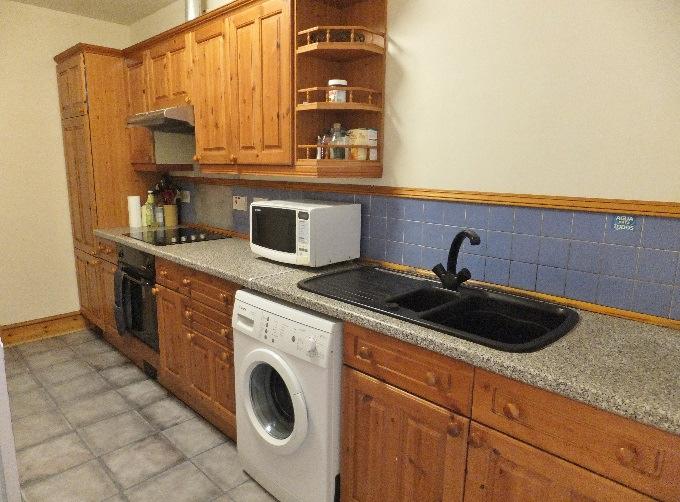 Hygenia Turbo electric oven, Beko ceramic hob and Hotpoint extractor above.