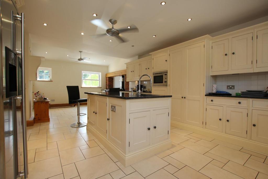 Kitchen/breakfast room 27'5 x 14'9 Fitted with a smart range of cream shaker style