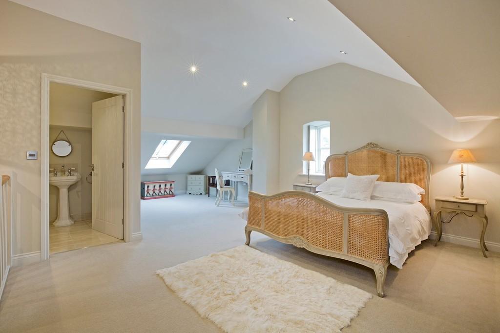 Town Head 79 North Street Silsden BD20 9PP A SIMPLY STUNNING THREE BEDROOMED BARN CONVERSION OFFERING STYLISH ACCOMMODATION ENJOYING MANY CHARACTERFUL FEATURES INCLUDING EXPOSED BEAMS AND A BEAUTIFUL