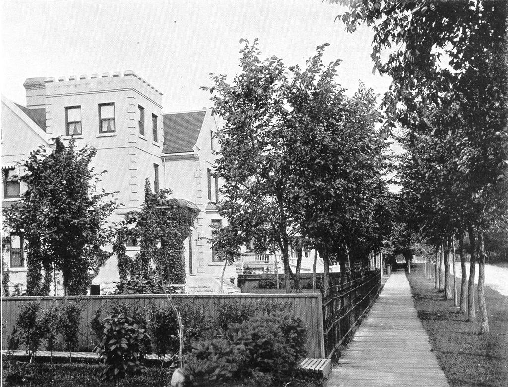 26 EDMONTON STREET J.W. HARRIS HOUSE Plate 13 Edmonton Street looking north from Assiniboine Avenue, ca.1905.