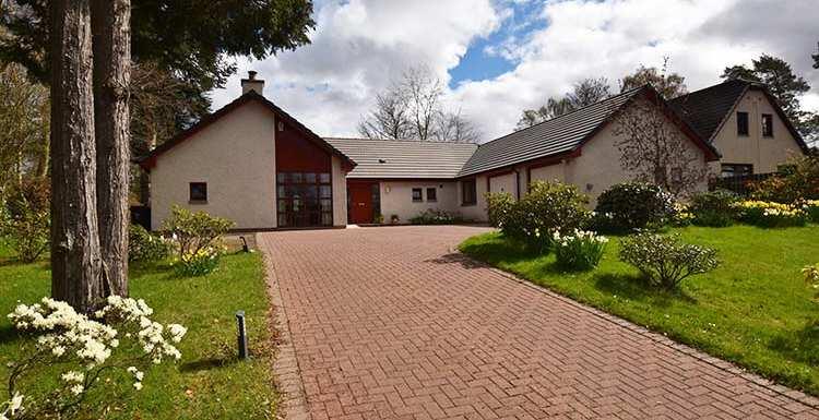 DINARD, COUPAR ANGUS ROAD, BLAIRGOWRIE PH10 6JY A LUXURY DETACHED 3 BEDROOM BUNGALOW, LOCATED IN A DESIRABLE RESIDENTIAL AREA WITH HIGH QUALITY ARCHITECT DESIGNED FEATURES.