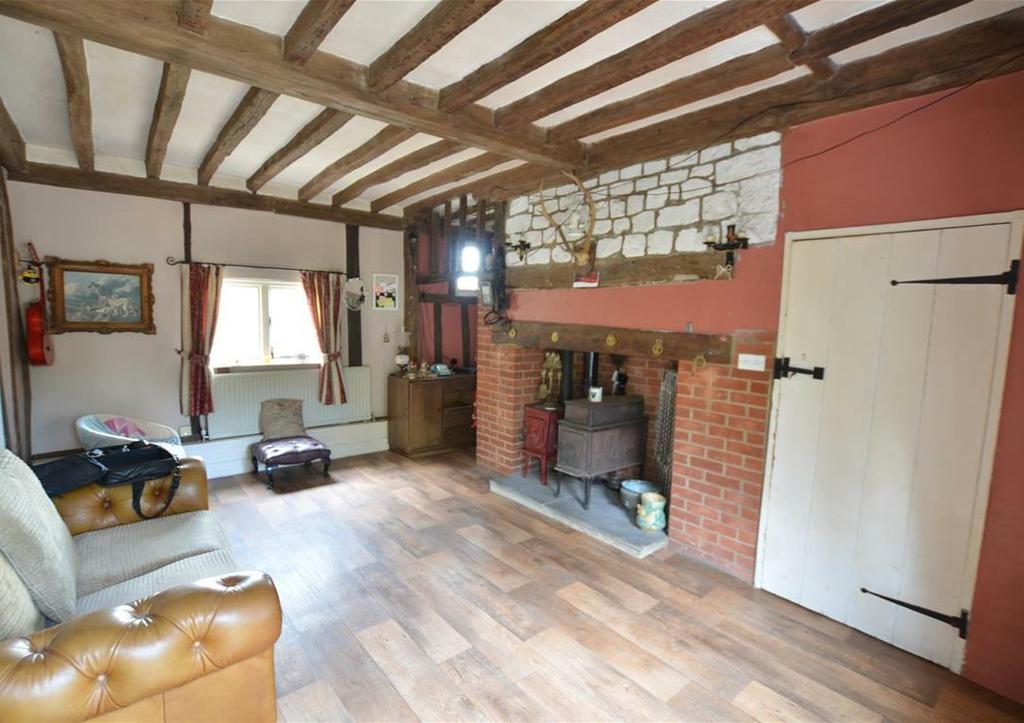 HARPLE FARMHOUSE, Harple Lane, Maidstone, Kent ME14 3ET A rural farmstead offering extended family living and/or B & B/ Holiday let options comprising of a detached 4 bedroom listed period farmhouse