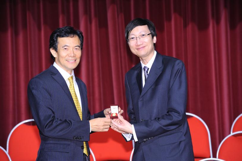Dr Anthony S K TSE (right) received the souvenir from Dr Roch K H LEE Dr Joseph C Y CHAN