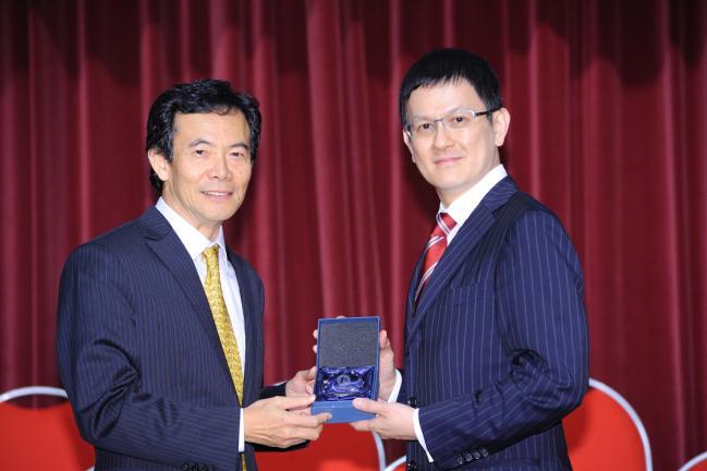 Dr Sai Kwing CHAN (right) received the souvenir