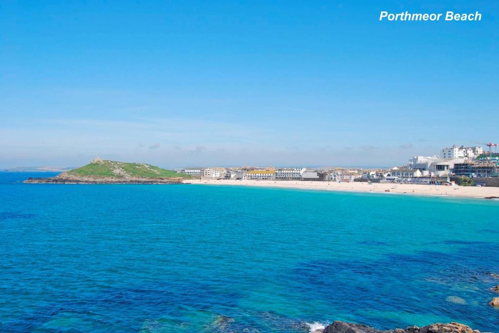 4 A wide range of watersports are available around St Ives Bay including surfing, stand-up paddle boarding, kitesurfing, windsurfing and sailing dinghy racing from the harbour.