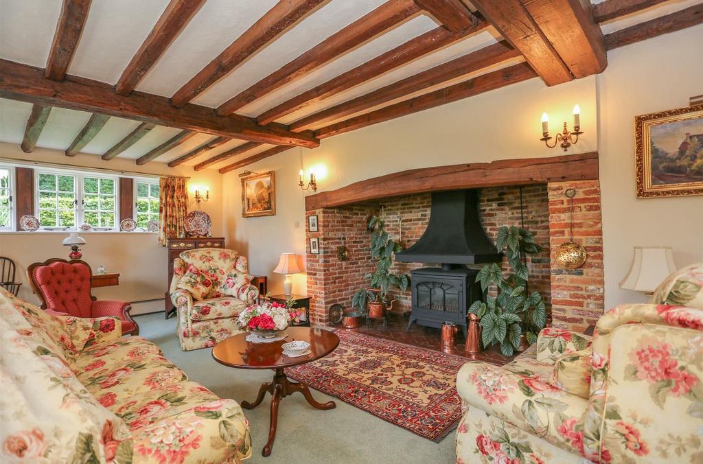 Picketts, Ditchling Road, Offham, Lewes, East Sussex, BN7 3QW Guide Price 1,225,000 DESCRIPTION Picketts is a detached late 16th Century house, Grade II listed and set within mature gardens and