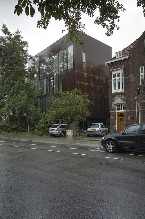 Villa KBWW Koningslaan 124 3981 Utrecht http://wwwmvrdvnl/ Two separate private houses have been merged into one cubical volume, located south of the Wilhelminapark The two houses each have 4 floors