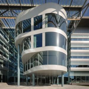 atrium-like space is directed to the outside in a covered outdoor area with an open classroom, where there is an opportunity of open air events The 'oval' free-standing building, as an island on this