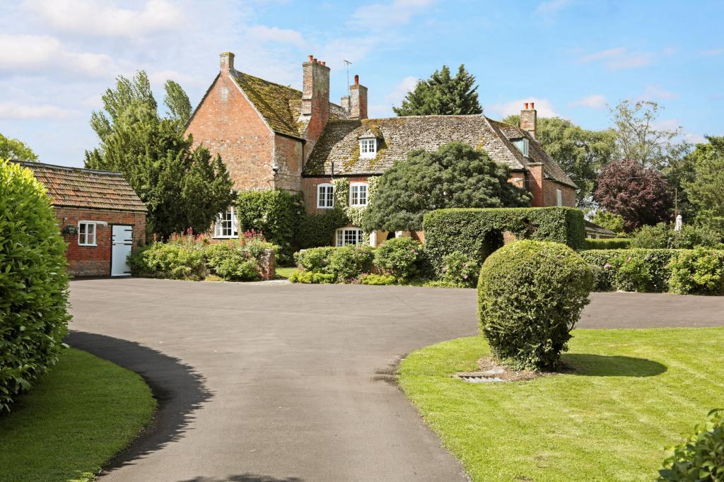 Thornhill Manor, Thornhill, Royal Wootton Bassett, Wiltshire SN4 7RX M4 Junction 16 4 miles, Swindon 8 miles (London Paddington approx 55 minutes reducing to 45 mins after completion of