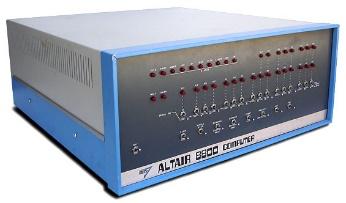 ALTAIR 8800 (1975) 1975 онд бүтээгдсэн энэ компьютер 439 америк долларын үнэтэй, програм хангамжгүй, гар монитороос бүрдсэн бөгөөд нүүрэн талд нь байрлуулсан тохируулгаар програмчлагддаг байсан байна.