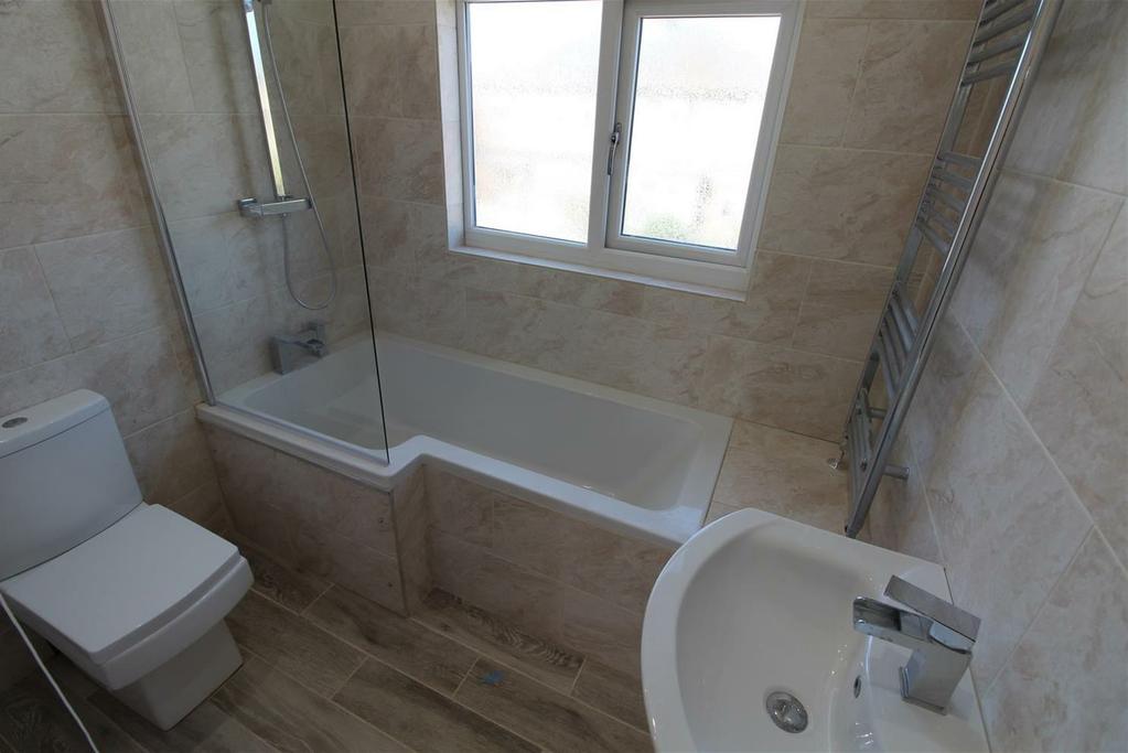 27 DIXON AVENUE, GRIMSBY BATHROOM 7'0" x 5'8" (2.15m x 1.75m) Comprising of a white P-shaped bath with plumbed shower and screen above.