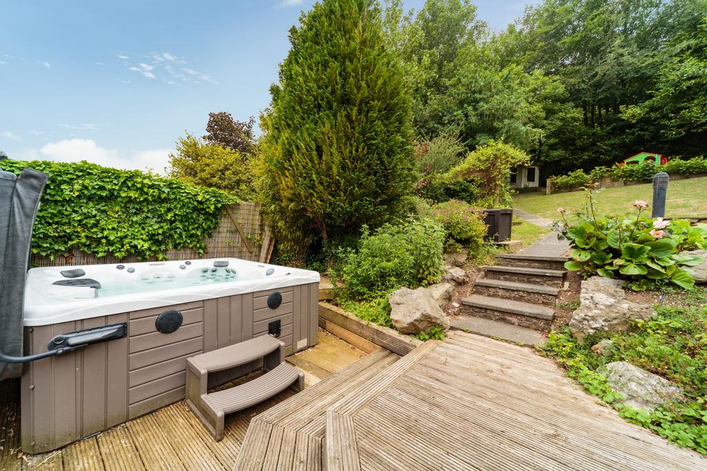 WELCOME TO WOODLAND DRIVE BN3 4-5 BEDROOMS 3 BATHROOMS 3-4 EXCEPTIONAL LIVING ROOM 3072 SQ FT GARAGE & HARDSTANDING FOR 6 CARS TONGDEAN/WITHDEAN Woodland Drive sweeps elegantly up the hill through