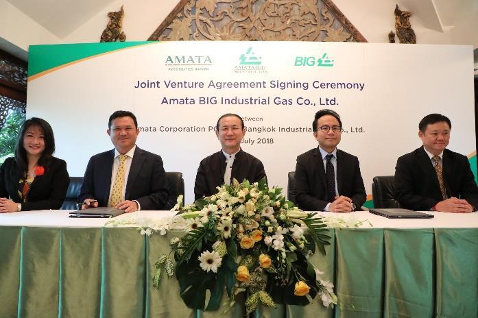 Vikrom Kromadit, Chief Executive Officer of AMATA Corporation PCL and AMATA University s license holder, have signed the agreement to establish AMATA University at AMATA City Chonburi, the 1st