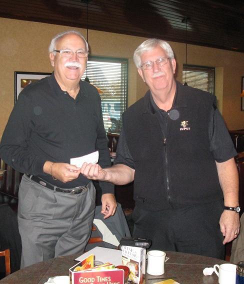 YEAR IN PICTURES Jeff Vessely (r) presented Steve Weaver with a $1000