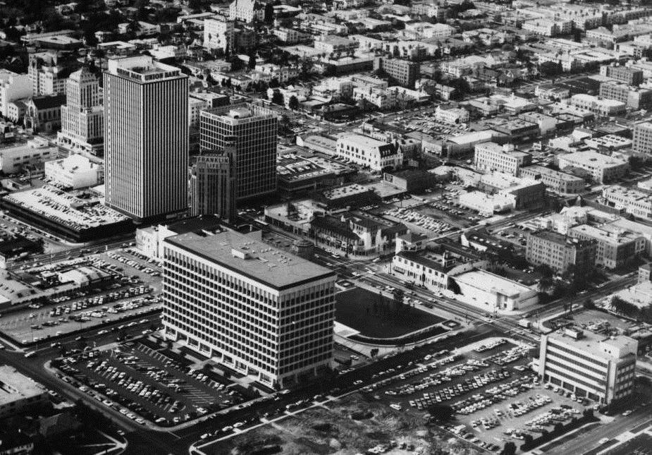 Bird s-eye view of Beneficial Plaza (bottom center), 1968 ( Dick Whittington Studio.
