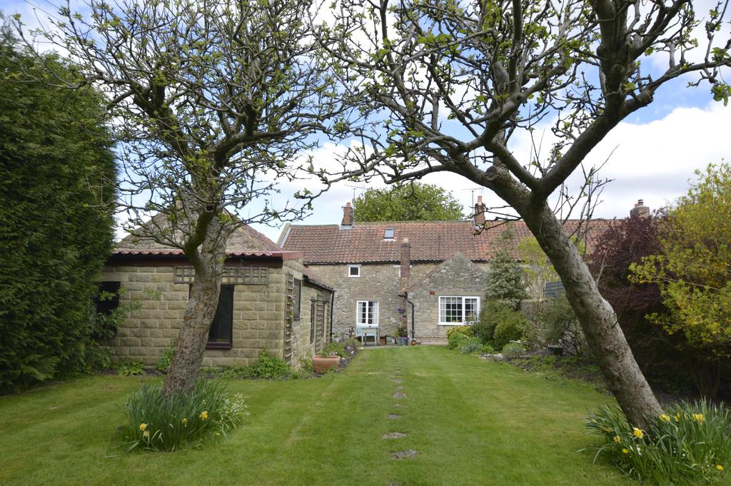 Tel: 01751 472766 CHARTERED SURVEYORS AUCTIONEERS VALUERS LAND & ESTATE AGENTS FINE ART & FURNITURE E S T A B L I S H E D 1 8 6 0 NORTH YORK MOORS NATIONAL PARK IVY COTTAGE, LOCKTON Pickering 6
