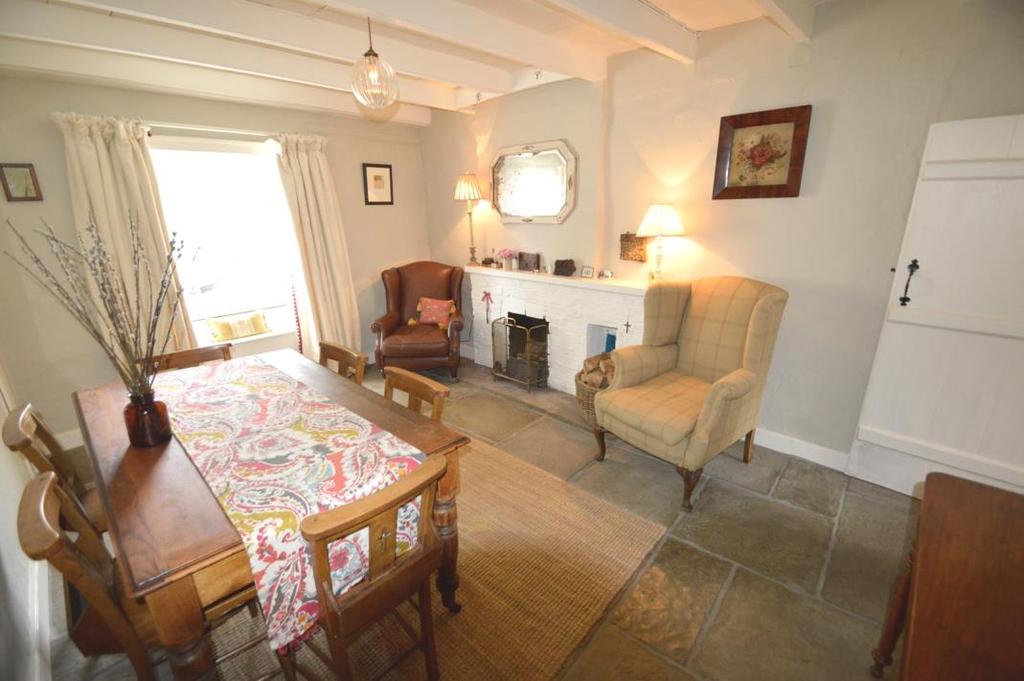 DESCRIPTION AND BACKGROUND Ivy Cottage occupies a central position within this popular National Park Village, overlooking the Village Green to the front and with an open aspect to the rear.