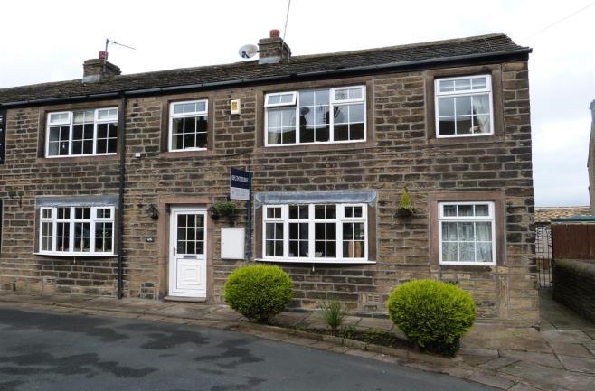 Cranford Place, Wilsden, Bradford, BD15 0AD Hunters are pleased to offer to the market this characteristic three bedroom semi detached cottage.