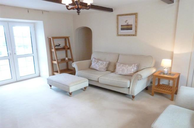 further onward transport options to Leeds and Skipton.The property briefly comprises:- Entrance vestibule, living room, dinning kitchen, utility room and conservatory.