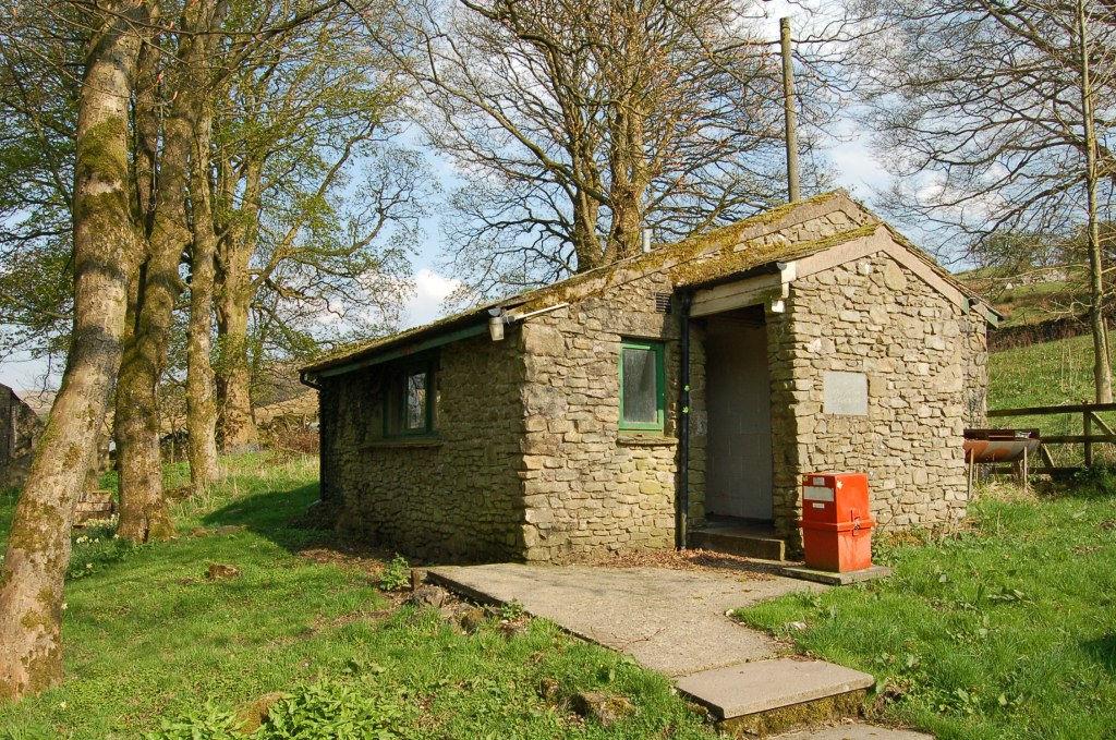BUNK HOUSE Block and stone and slate built. ENTRANCE PORCH: 1.95m x 0.96m (6 4 x 3 2 ) DRYING ROOM: 1.42m x 0.87m (4 7 x 2 9 ) ENTRANCE LOBBY. W.C: 1.55m x 1.