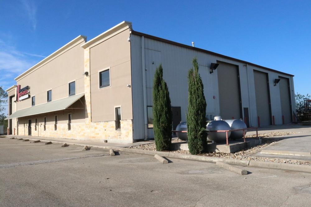 INDUSTRIAL PROPERTY FOR SALE EXECUTIVE SUMMARY OFFERING SUMMARY Sale Price: $1,600,000 PROPERTY OVERVIEW Former furniture business that is turn-key, move-in ready.