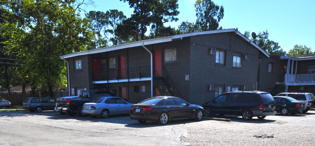 INVESTMENT HIGHLIGHTS Partially renovated and well-occupied apartment community with upside potential Convenient location two miles west of the 610 Loop and less than two miles north of Interstate 10