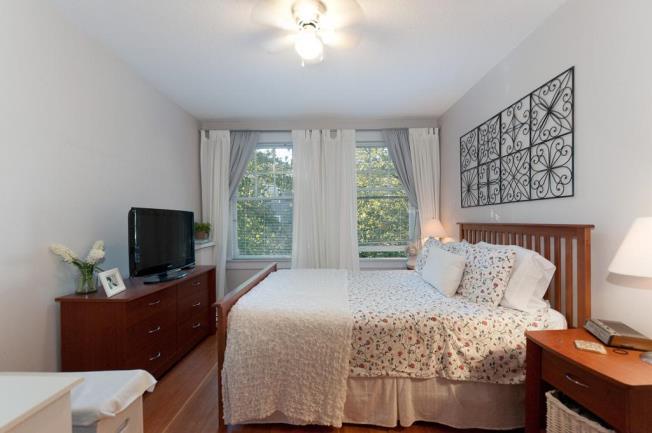 UNIT DESCRIPTION The Rendora is a three storey walk up apartment building that sits on a nicely landscaped corner lot in the desirable South Granville area, close to luxury shopping high end