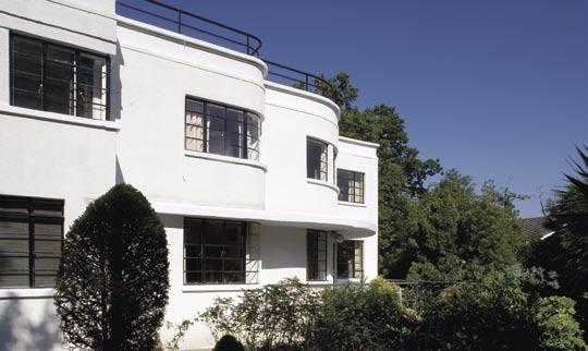 STILLNESS SUNDRIDGE PARK BROMLEY, KENT 1,295,000 FREEHOLD Viewing by appointment with The Modern House Tel +44 (0)1420 520805 info@themodernhouse.co.