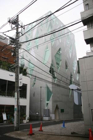 photo: Frankss photo: Frankss Tod's Omotesando Building Jingumae 5-1-15 Shibuya-ku Tokyo http://wwwtodscom/ Toyo Ito s Tod s Omotesando Building is a slender, L-shaped building for the Italian