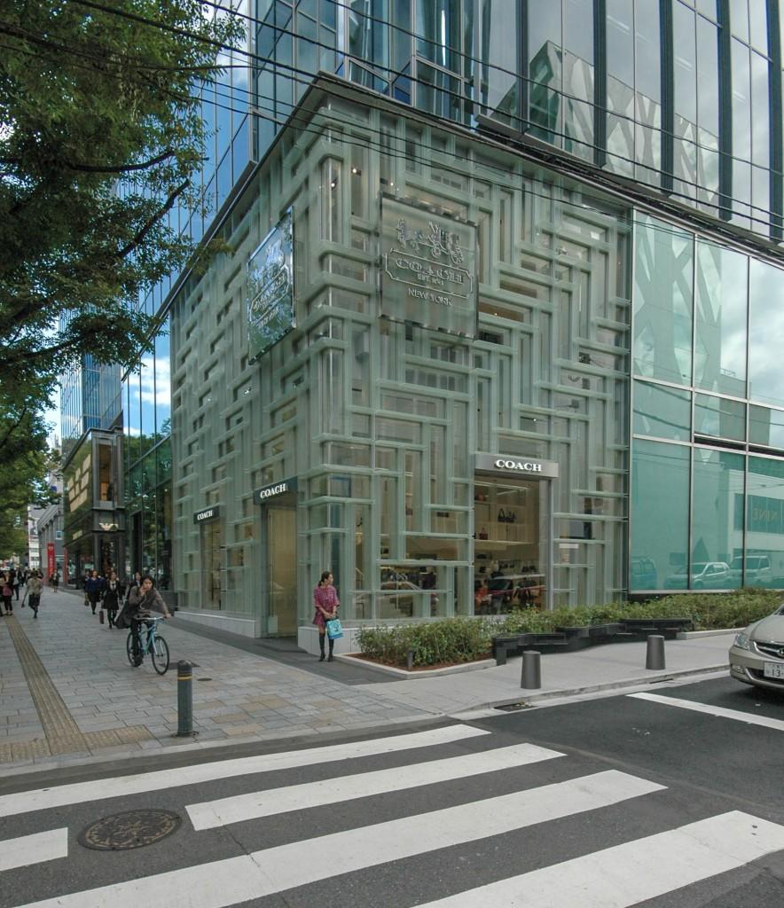 photo: Iwan Baan Coach Omotesando Flagship Kitaaoyama 6-3 107-0061 Tokyo The flagship design features a façade of 210 stacked, translucent display boxes in a herringbone pattern of vertical and
