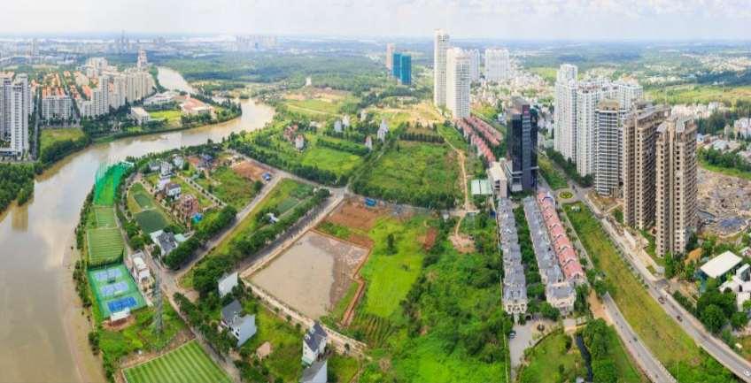 CONDOMINIUM MARKET Saigon South Phu My Hung Nine South Estates VinaCapital 381 villas US$1,619/sm The Park Residence M.I.K 1,224 units US$1,130/sm Dragon Hill Residence and Suites 2 Phu Long Real Estate Corp.