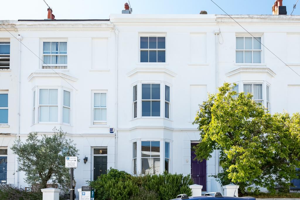 WELCOME TO CLIFTON STREET BN1 4 BEDROOMS 1 BATHROOM 2 LIVING ROOMS 1457 SQ FT WEST FACING GARDEN WEST HILL CONSERVATION AREA Bright and quiet, this four bedroom Victorian haven has elegantly