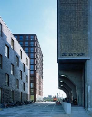 photo: Stefan Mueller photo: Stefan Mueller De Loodsen Piet Heinkade 183 1019 HC Amsterdam In the series of new buildings along the IJ harbour, there is a sub-plan called De Loodsen which forms the