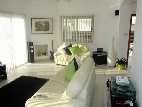m Master Bedroom En-Suite Guest Toilet Open Plan Living / Dining Area All White Goods Included (Stainless