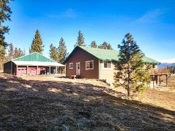 The main floor has a great room floor plan with a generous kitchen complete with pantry area and views of the surrounding forest; a nice master suite with over-sized, jetted tub and separate shower;