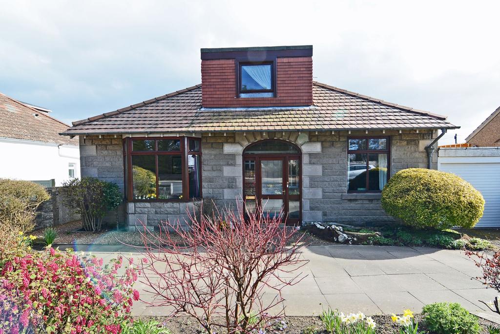38 Viewforth Place, Pittenweem, KY10 2PZ Attractive detached chalet bungalow in coastal village.