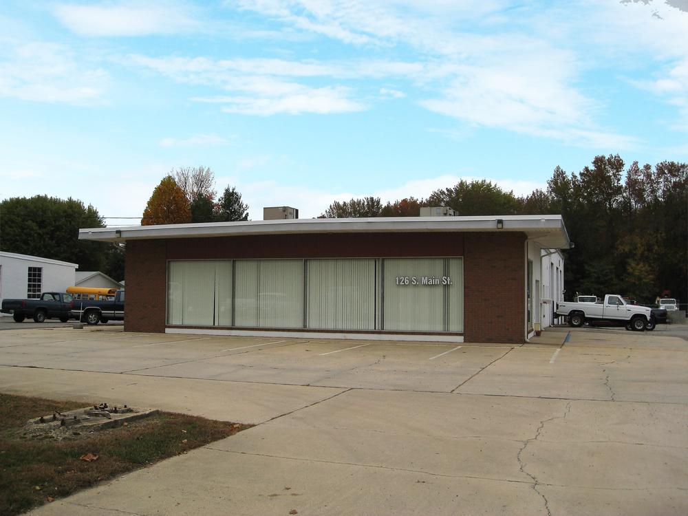 PROPERTY SUMMARY Available SF: ± 2,500 SF PROPERTY OVERVIEW 2500 SF of commercial space for lease in freestanding building LOCATION OVERVIEW Lease Rate: Building Size: Cross Streets: $3,500 per month